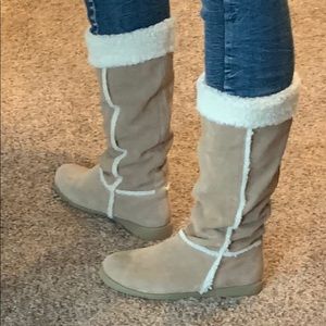 Faux fur suede boots size 8 new!